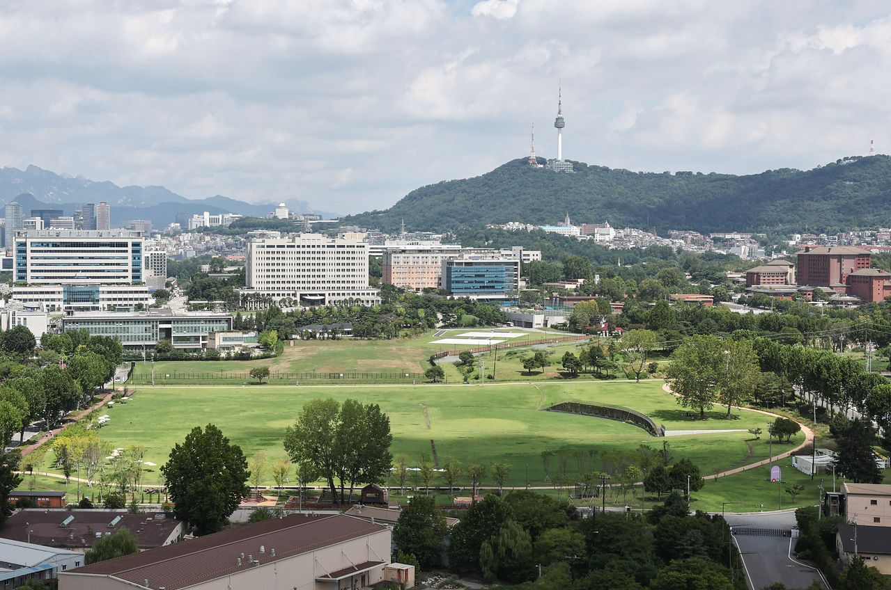 정부와 서울시가 용산공원 주택 공급 문제를 놓고 엇갈린 입장을 보이고 있다. 사진은 23일 서울 용산구 용산공원 일대 모습. 뉴스1