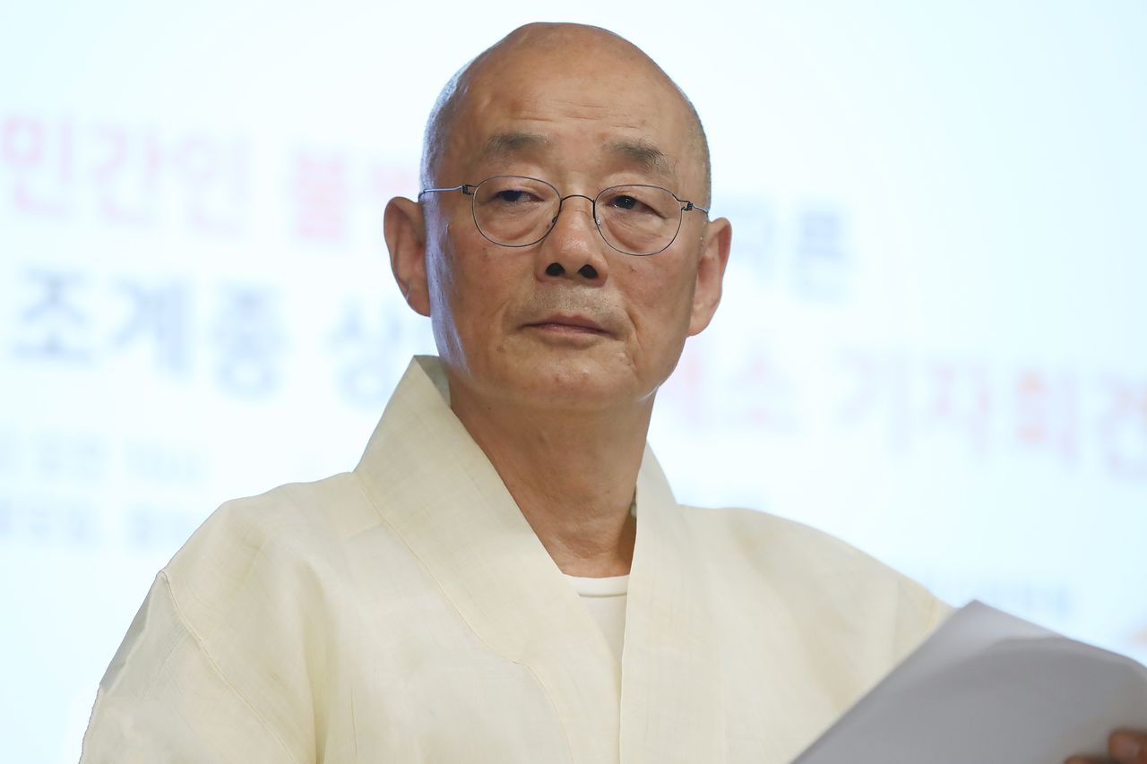 봉은사 주지를 지낸 명진스님이 22일 입적했다. 연합뉴스