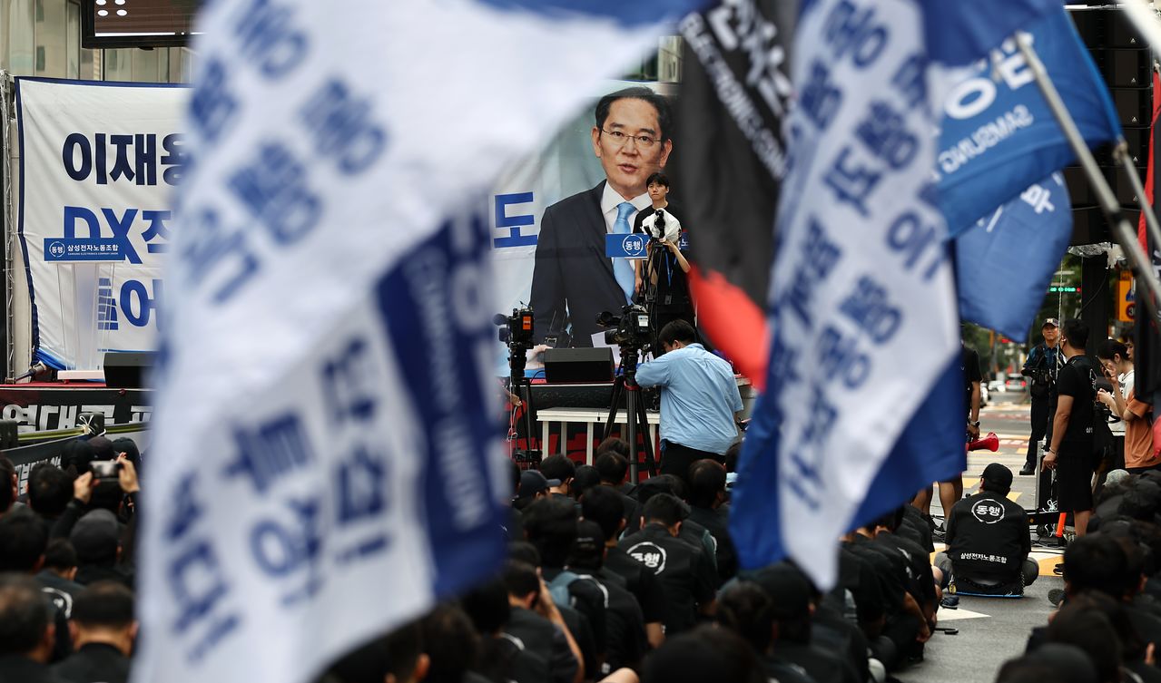 21일 서울 서초구 삼성전자 서초사옥 인근에서 삼성전자 DX노조(동행노조) 조합원들이 DS부문과의 보상격차 해소 등을 요구하는 집회를 열었다. 노조는 이날 “우리가 요구하는 것은 1000주라는 숫자가 아니라, DX의 과거 기여와 경영 판단의 책임을 제대로 따져달라는 것”이라고 말했다. 연합뉴스