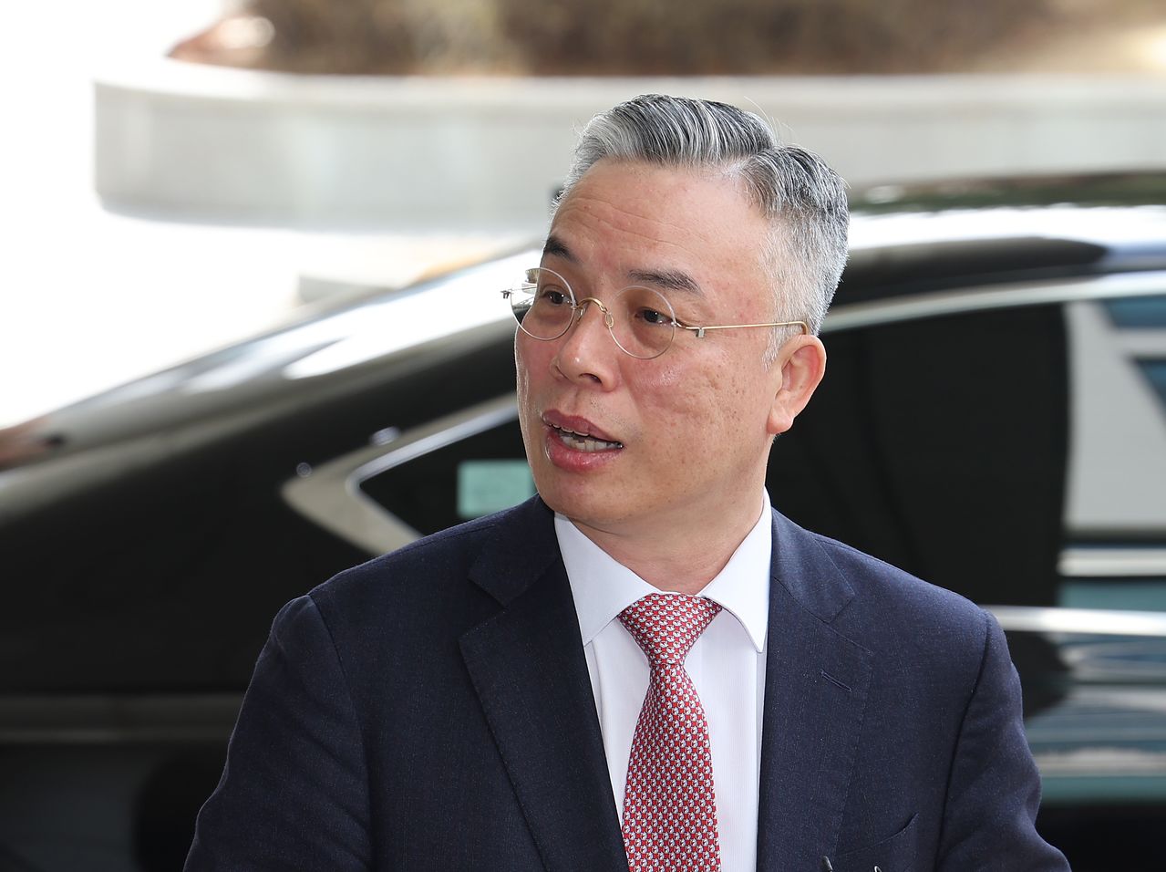 권창영 2차 종합특별검사가 출범 초기인 지난 2월 26일 조은석 내란 특별검사를 예방하기 위해 서울고검 청사로 들어서고 있다. 연합뉴스