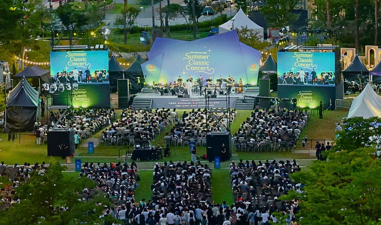 지난 23일 롯데는 서울 송파구 잠실동 롯데월드타워 야외광장인 월드파크에서 '2026 롯데 서머 클래식 콘서트’를 개최했다. 무료로 진행된 이날 공연에는 시민 4500여 명이 참석해 도심 속 야경과 어우러진 클래식 공연을 즐겼다. 사진 롯데