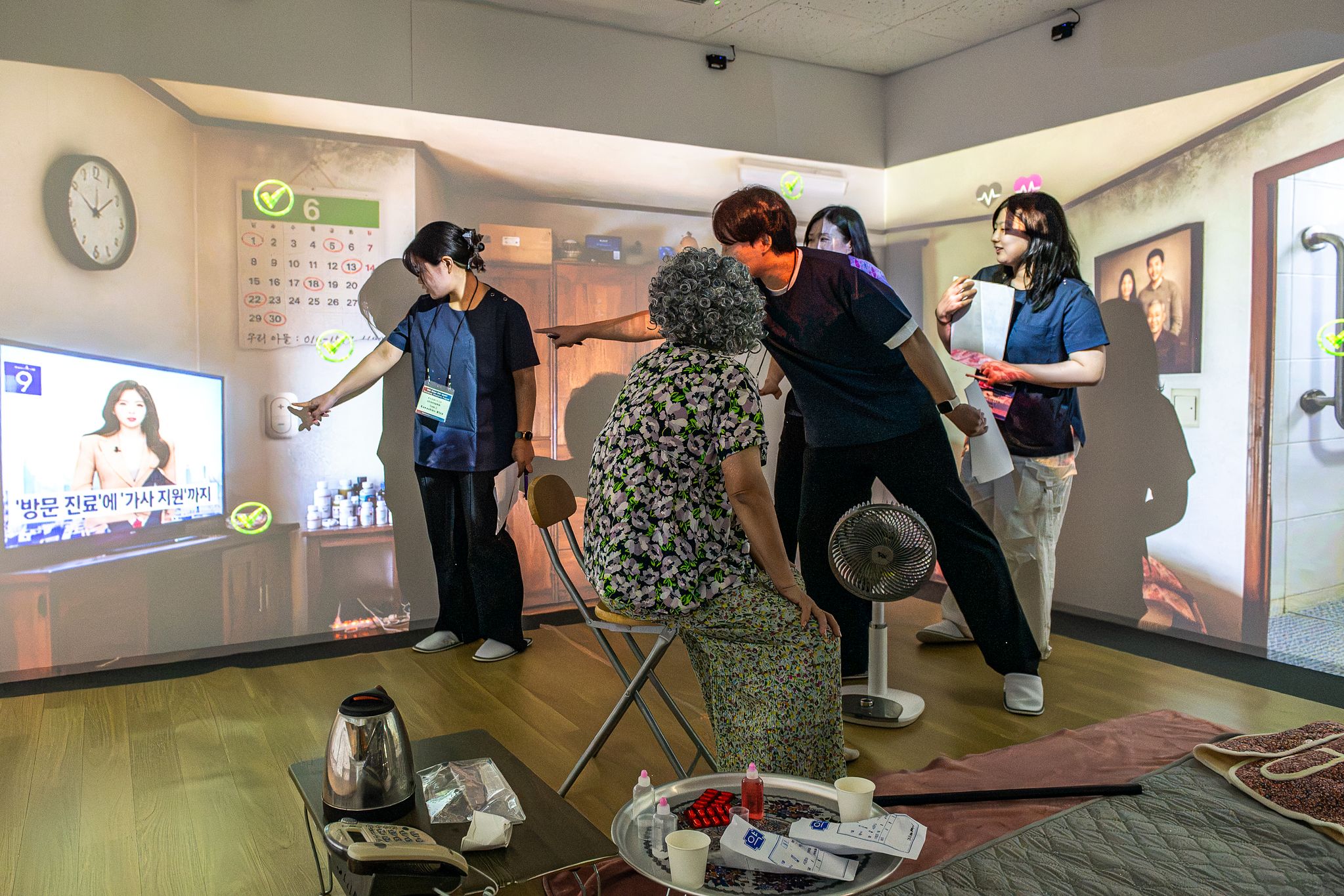 대구보건대학교와 일본 구마모토 보건과학대학교 학생들이 8월 20일 DHC글로컬러닝센터 BLIS룸에서 표준화 환자의 낙상 위험요인을 찾고 있다.