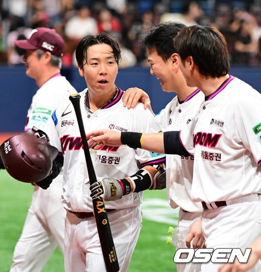 [OSEN=고척, 지형준 기자] 프로야구 키움 히어로즈가 짜릿한 끝내기 만루홈런을 쏘아올렸다.키움은 23일 서울 고척스카이돔에서 열린 ‘2026 신한은행 SOL Bank KBO리그’ KIA 타이거즈와의 경기에서 김재현의 끝내기 그랜드슬램으로 8-7 승리를 거뒀다.9회말 2사 만루에서 끝내기 그랜드슬램을 날린 키움 김재현이 동료선수들과 기뻐하고 있다. 2026.08.23 / jpnews@osen.co.kr