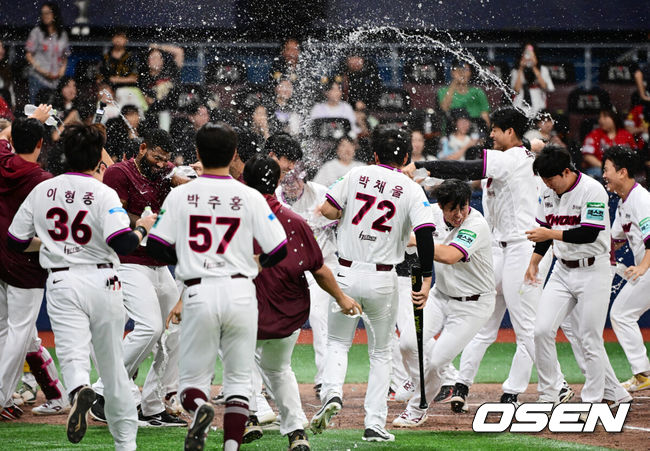 [OSEN=고척, 지형준 기자] 프로야구 키움 히어로즈가 짜릿한 끝내기 만루홈런을 쏘아올렸다.키움은 23일 서울 고척스카이돔에서 열린 ‘2026 신한은행 SOL Bank KBO리그’ KIA 타이거즈와의 경기에서 김재현의 끝내기 그랜드슬램으로 8-7 승리를 거뒀다.9회말 2사 만루에서 끝내기 그랜드슬램을 날린 키움 김재현이 동료선수들과 기뻐하고 있다. 2026.08.23 / jpnews@osen.co.kr