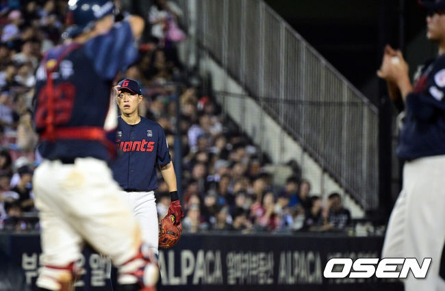 [OSEN=잠실, 조은정 기자]23일 서울 잠실야구장에서 2026 신한 SOL KBO리그 두산 베어스와 롯데 자이언츠의 경기가 열렸다.두산은 곽빈, 롯데는 박세웅이 선발로 나섰다.3회말 1사에서 롯데 박승욱이 두산 박준순 땅볼 때 송구실책으로 출루를 허용한 뒤 미안해하고 있다. 2026.08.23 /cej@osen.co.kr