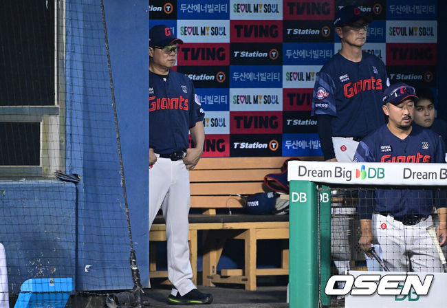 [OSEN=잠실, 조은정 기자]프로야구 두산 베어스가 곽빈의 호투를 앞세워 롯데 자이언츠의 6연승을 저지했다.김원형 감독이 이끄는 두산은 23일 서울 잠실구장에서 열린 2026 신한 SOL KBO리그 롯데 자이언츠와의 홈경기에서 3-1로 승리했다. 이날 승리로 두산은 2연패를 끊고 시즌 전적 58승50패4무를 만들었다. 반면 5연승이 끊긴 롯데는 50승58패2무를 마크했다.9회말 2사 롯데 김태형 감독이 경기를 지켜보고 있다. 2026.08.23 /cej@osen.co.kr
