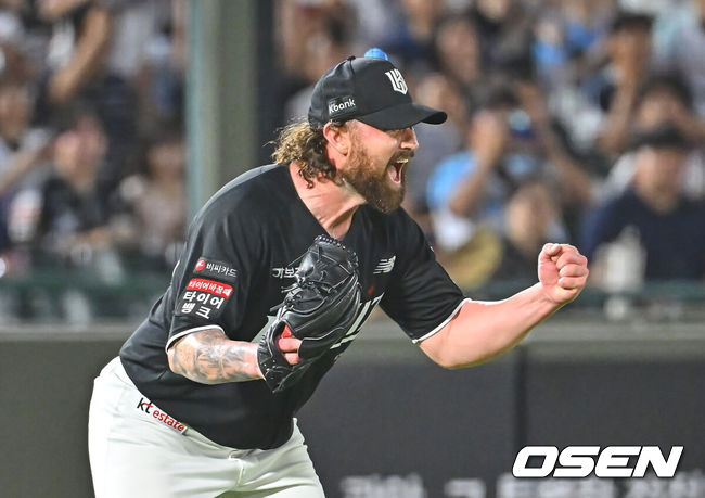 [OSEN=부산, 이석우 기자] 24일 부산 사직야구장에서 2026 신한 SOL KBO 리그 롯데 자이언츠와 KT 위즈의 경기가 열렸다. 홈팀 롯데는 나균안이, 방문팀 KT는 로건이 선발 출전했다.KT 위즈 로건이 5회말 2사 1,2루 롯데 자이언츠 한태양을 2루수 땅볼로 잡고 환호하고 있다. 2026.07.24 / foto0307@osen.co.kr