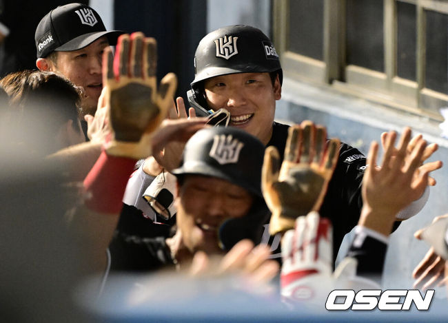 [OSEN=잠실, 지형준 기자] 20일 서울 잠실야구장에서 2026 신한 SOL KBO리그 LG 트윈스와 KT 위즈의 경기가 열렸다.LG는 신예 박시원, KT는 베테랑 고영표가 선발로 나섰다.7회초 1사 만루에서 KT 김현수, 안현민이 김민혁의 싹쓸이 3타점 역전 적시 2루타에 득점을 올리며 더그아웃에서 동료선수들과 하이파이브를 하고 있다. 2026.08.20 / jpnews@osen.co.kr