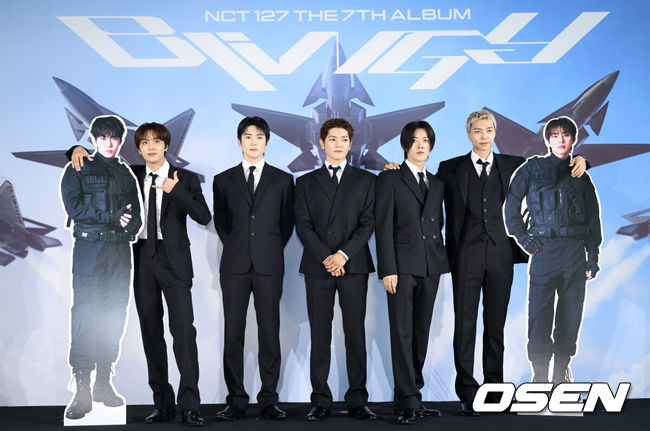 [OSEN=조은정 기자]NCT 127 정규 7집 ‘BLINGY(블링이)’ 발매 기념 기자간담회가 24일 서울 송파구 롯데월드타워에서 스카이31 컨벤션 컨퍼런스에서 열렸다.이번 앨범은 타이틀곡 '블링이'를 포함해 NCT 127의 독보적인 음악 세계를 담은 총 9곡으로 구성됐다. 특히 데뷔 10주년을 맞아 함께해 온 여정을 돌아보는 동시에 팀에 대한 자부심과 결속력을 바탕으로 앞으로도 자신들만의 길을 개척해 나가겠다는 굳은 의지를 보여주며, 메인 슬로건 'CALL 127'을 통해 멤버들과 팬들이 다시 하나의 '원팀 (One Team)'으로 집결한다는 메시지를 더욱 선명하게 드러낸다.NCT 127이 포즈를 취하고 있다. 2026.08.24 /cej@osen.co.kr