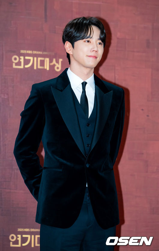 [OSEN=민경훈 기자] 31일 오후 서울 영등포구 여의도 KBS 신관 웨딩홀에서 2025 KBS 연기대상 레드카펫 포토월 행사가 열렸다.이날 오후 7시 10분 생방송으로 진행되는 ‘2025 KBS 연기대상’에서는 미니시리즈, 장편 드라마, 일일드라마 부문별 우수상과 최우수상을 비롯해 베스트 커플상, 인기상, 조연상, 신인상 등 시상이 진행된다.배우 이준영이 무대 위에서 포즈를 취하고 있다. 2025.12.31 /rumi@osen.co.kr