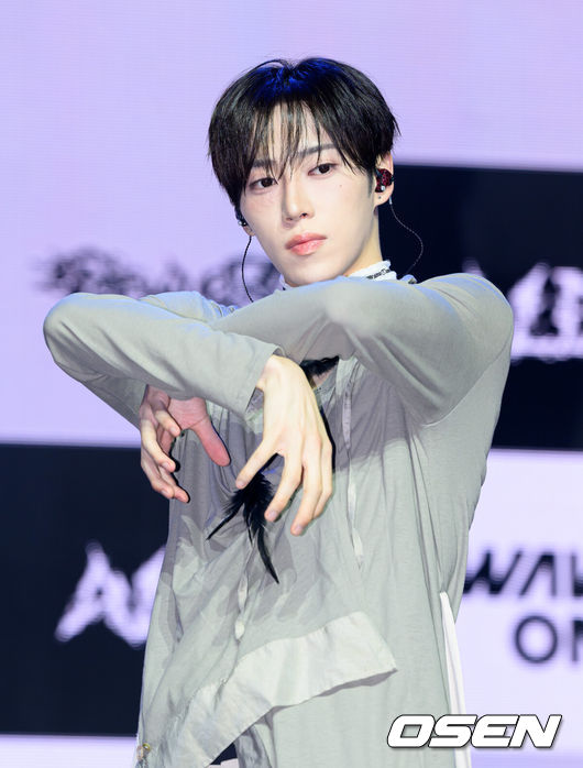[OSEN=이대선 기자] 24일 서울 블루스퀘어 SOL트래블홀에서 알파드라이브원 미니 2집 ‘UNBREAKABLE : 少年BEAST’(언브레이커블 : 소년비스트) 미디어 쇼케이스가 열렸다.미니 2집에는 타이틀곡 ‘BORN DIRE’를 포함해 ‘Diamond Hour’(다이아몬드 아워), ‘One More Time’(원 모어 타임), ‘Talk to me’(토크 투 미), ‘OMG!’(오엠지!), ‘Good Life’(굿 라이프), ‘WELCOME home’(웰컴 홈) 총 7곡이 수록돼, 강렬한 에너지부터 섬세한 감성까지 알파드라이브원만의 다채로운 음악적 색깔과 매력을 담아냈다.알파드라이브원 아르노가 포토타임을 가지고 있다. 2026.08.24 /sunday@osen.co.kr