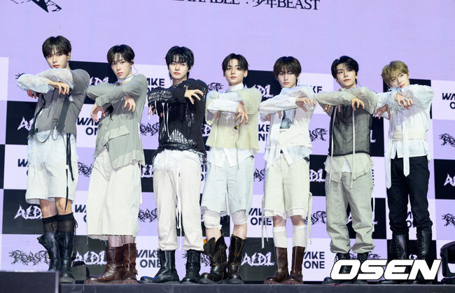 [OSEN=이대선 기자] 24일 서울 블루스퀘어 SOL트래블홀에서 알파드라이브원 미니 2집 ‘UNBREAKABLE : 少年BEAST’(언브레이커블 : 소년비스트) 미디어 쇼케이스가 열렸다.미니 2집에는 타이틀곡 ‘BORN DIRE’를 포함해 ‘Diamond Hour’(다이아몬드 아워), ‘One More Time’(원 모어 타임), ‘Talk to me’(토크 투 미), ‘OMG!’(오엠지!), ‘Good Life’(굿 라이프), ‘WELCOME home’(웰컴 홈) 총 7곡이 수록돼, 강렬한 에너지부터 섬세한 감성까지 알파드라이브원만의 다채로운 음악적 색깔과 매력을 담아냈다.알파드라이브원이 포토타임을 가지고 있다. 2026.08.24 /sunday@osen.co.kr