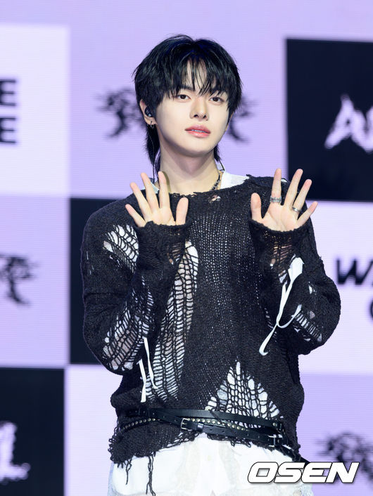 [OSEN=이대선 기자] 24일 서울 블루스퀘어 SOL트래블홀에서 알파드라이브원 미니 2집 ‘UNBREAKABLE : 少年BEAST’(언브레이커블 : 소년비스트) 미디어 쇼케이스가 열렸다.미니 2집에는 타이틀곡 ‘BORN DIRE’를 포함해 ‘Diamond Hour’(다이아몬드 아워), ‘One More Time’(원 모어 타임), ‘Talk to me’(토크 투 미), ‘OMG!’(오엠지!), ‘Good Life’(굿 라이프), ‘WELCOME home’(웰컴 홈) 총 7곡이 수록돼, 강렬한 에너지부터 섬세한 감성까지 알파드라이브원만의 다채로운 음악적 색깔과 매력을 담아냈다.알파드라이브원 리오가 포토타임을 가지고 있다. 2026.08.24 /sunday@osen.co.kr