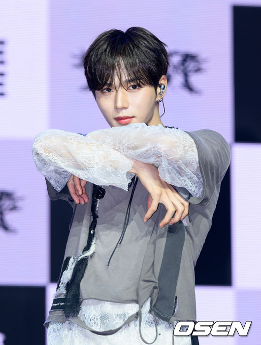 [OSEN=이대선 기자] 24일 서울 블루스퀘어 SOL트래블홀에서 알파드라이브원 미니 2집 ‘UNBREAKABLE : 少年BEAST’(언브레이커블 : 소년비스트) 미디어 쇼케이스가 열렸다.미니 2집에는 타이틀곡 ‘BORN DIRE’를 포함해 ‘Diamond Hour’(다이아몬드 아워), ‘One More Time’(원 모어 타임), ‘Talk to me’(토크 투 미), ‘OMG!’(오엠지!), ‘Good Life’(굿 라이프), ‘WELCOME home’(웰컴 홈) 총 7곡이 수록돼, 강렬한 에너지부터 섬세한 감성까지 알파드라이브원만의 다채로운 음악적 색깔과 매력을 담아냈다.알파드라이브원 준서가 포토타임을 가지고 있다. 2026.08.24 /sunday@osen.co.kr