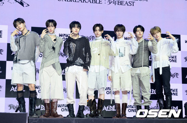 [OSEN=이대선 기자] 24일 서울 블루스퀘어 SOL트래블홀에서 알파드라이브원 미니 2집 ‘UNBREAKABLE : 少年BEAST’(언브레이커블 : 소년비스트) 미디어 쇼케이스가 열렸다.미니 2집에는 타이틀곡 ‘BORN DIRE’를 포함해 ‘Diamond Hour’(다이아몬드 아워), ‘One More Time’(원 모어 타임), ‘Talk to me’(토크 투 미), ‘OMG!’(오엠지!), ‘Good Life’(굿 라이프), ‘WELCOME home’(웰컴 홈) 총 7곡이 수록돼, 강렬한 에너지부터 섬세한 감성까지 알파드라이브원만의 다채로운 음악적 색깔과 매력을 담아냈다.알파드라이브원이 포토타임을 가지고 있다. 2026.08.24 /sunday@osen.co.kr