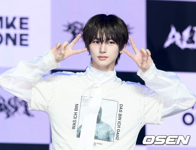 [OSEN=이대선 기자] 24일 서울 블루스퀘어 SOL트래블홀에서 알파드라이브원 미니 2집 ‘UNBREAKABLE : 少年BEAST’(언브레이커블 : 소년비스트) 미디어 쇼케이스가 열렸다.미니 2집에는 타이틀곡 ‘BORN DIRE’를 포함해 ‘Diamond Hour’(다이아몬드 아워), ‘One More Time’(원 모어 타임), ‘Talk to me’(토크 투 미), ‘OMG!’(오엠지!), ‘Good Life’(굿 라이프), ‘WELCOME home’(웰컴 홈) 총 7곡이 수록돼, 강렬한 에너지부터 섬세한 감성까지 알파드라이브원만의 다채로운 음악적 색깔과 매력을 담아냈다.알파드라이브원 안신이 포토타임을 가지고 있다. 2026.08.24 /sunday@osen.co.kr