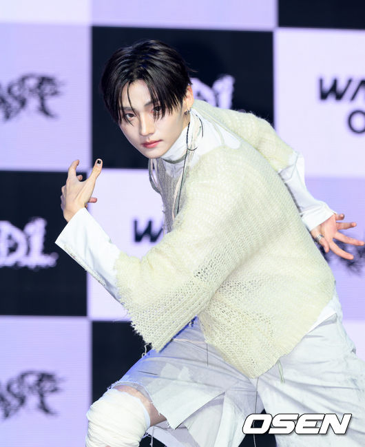 [OSEN=이대선 기자] 24일 서울 블루스퀘어 SOL트래블홀에서 알파드라이브원 미니 2집 ‘UNBREAKABLE : 少年BEAST’(언브레이커블 : 소년비스트) 미디어 쇼케이스가 열렸다.미니 2집에는 타이틀곡 ‘BORN DIRE’를 포함해 ‘Diamond Hour’(다이아몬드 아워), ‘One More Time’(원 모어 타임), ‘Talk to me’(토크 투 미), ‘OMG!’(오엠지!), ‘Good Life’(굿 라이프), ‘WELCOME home’(웰컴 홈) 총 7곡이 수록돼, 강렬한 에너지부터 섬세한 감성까지 알파드라이브원만의 다채로운 음악적 색깔과 매력을 담아냈다.알파드라이브원 상원이 포토타임을 가지고 있다. 2026.08.24 /sunday@osen.co.kr