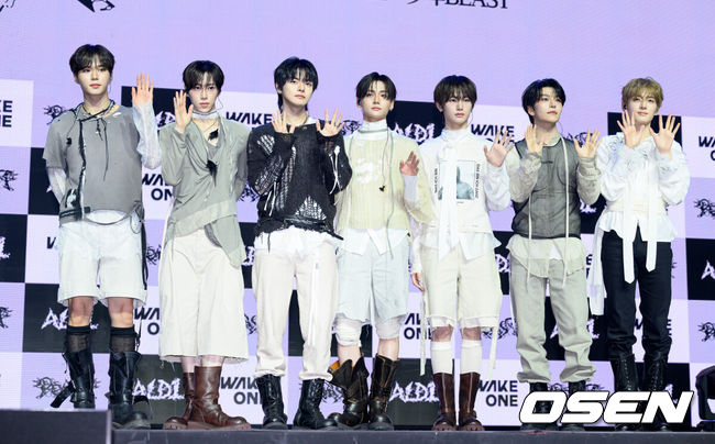 [OSEN=이대선 기자] 24일 서울 블루스퀘어 SOL트래블홀에서 알파드라이브원 미니 2집 ‘UNBREAKABLE : 少年BEAST’(언브레이커블 : 소년비스트) 미디어 쇼케이스가 열렸다.미니 2집에는 타이틀곡 ‘BORN DIRE’를 포함해 ‘Diamond Hour’(다이아몬드 아워), ‘One More Time’(원 모어 타임), ‘Talk to me’(토크 투 미), ‘OMG!’(오엠지!), ‘Good Life’(굿 라이프), ‘WELCOME home’(웰컴 홈) 총 7곡이 수록돼, 강렬한 에너지부터 섬세한 감성까지 알파드라이브원만의 다채로운 음악적 색깔과 매력을 담아냈다.알파드라이브원이 포토타임을 가지고 있다. 2026.08.24 /sunday@osen.co.kr