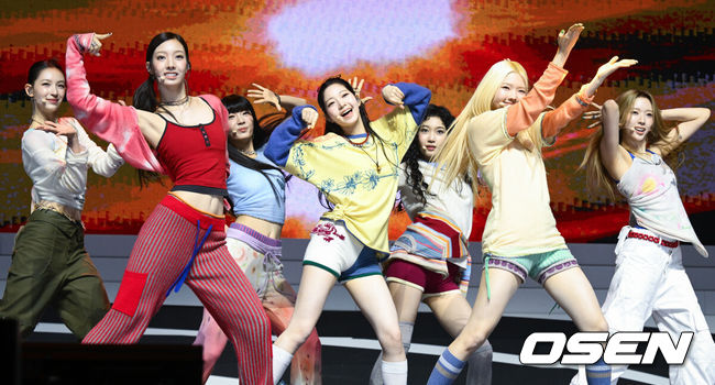 [OSEN=조은정 기자]하이브 새 걸그룹 튜이드(서희, 서연, 엘레나, 지아, 사키, 세아, 이하늬)의 미니 1집 ‘TUNE & PLAY’(튠 앤드 플레이) 발매 및 데뷔 쇼케이스가 24일 서울 광진구 예스24 라이브홀에서 열렸다.튜이드는 오는 24일 오후 6시 첫 번째 미니 앨범 'TUNE & PLAY'를 각 음악 사이트에 발매한다. 'TUNE & PLAY'에는 타이틀곡 'SUN KISS(선 키스)'를 비롯해 'ABD(에이비디)', 'Echo(에코)', 'Flip-Flop Girl(플립-플롭 걸)', 'GRLS(걸스)'가 수록된다.튜이드가 데뷔 무대를 선보이고 있다. 2026.08.24 /cej@osen.co.kr