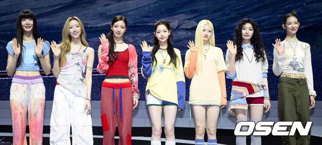 [OSEN=조은정 기자]하이브 새 걸그룹 튜이드(서희, 서연, 엘레나, 지아, 사키, 세아, 이하늬)의 미니 1집 ‘TUNE & PLAY’(튠 앤드 플레이) 발매 및 데뷔 쇼케이스가 24일 서울 광진구 예스24 라이브홀에서 열렸다.튜이드는 오는 24일 오후 6시 첫 번째 미니 앨범 'TUNE & PLAY'를 각 음악 사이트에 발매한다. 'TUNE & PLAY'에는 타이틀곡 'SUN KISS(선 키스)'를 비롯해 'ABD(에이비디)', 'Echo(에코)', 'Flip-Flop Girl(플립-플롭 걸)', 'GRLS(걸스)'가 수록된다.튜이드가 포즈를 취하고 있다. 2026.08.24 /cej@osen.co.kr