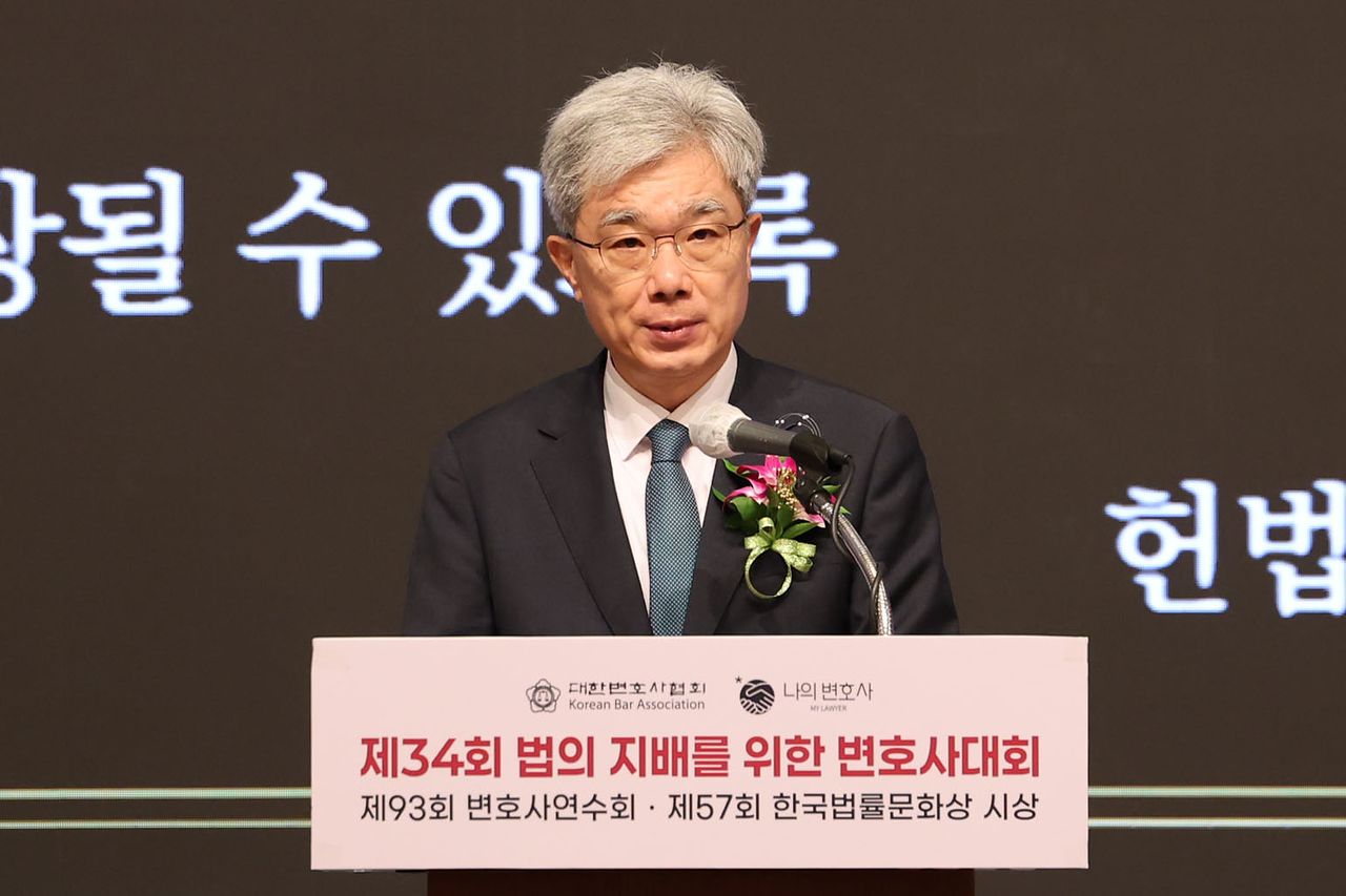김상환 헌법재판소장이 24일 서울 중구 더그랜드롯데 서울에서 열린 제34회 법의 지배를 위한 변호사대회에서 축사하고 있다. 뉴시스