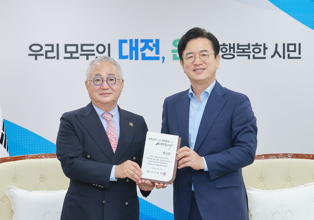 허태정 대전시장(오른쪽)이 20일 오전 대전시청 시장실에서 임영진 성심당 대표에게 감사패를 주고 기념사진을 찍고 있다. 사진 대전시