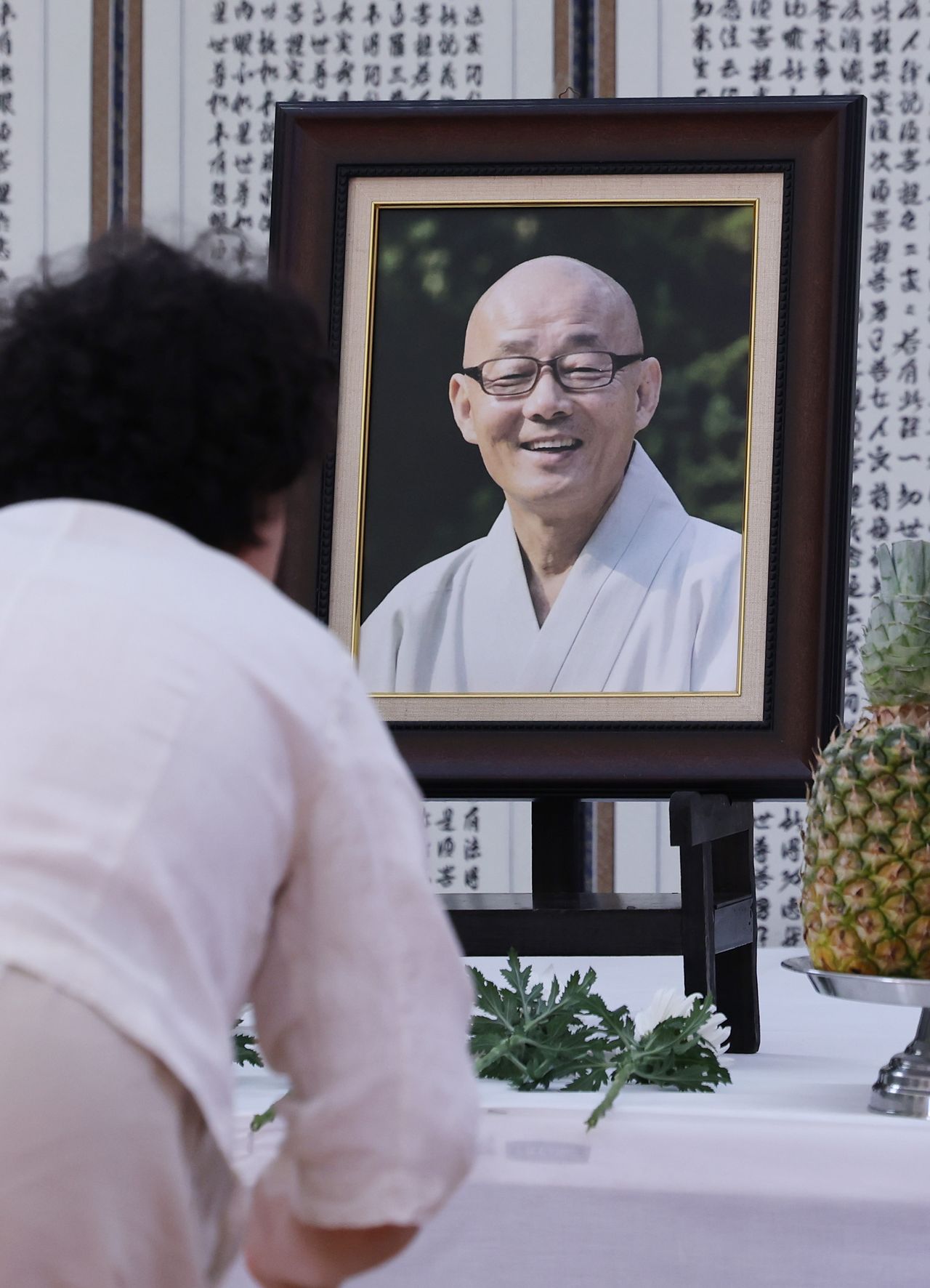 23일 서울 봉은사에 마련된 명진 스님 분향소에서 조문객들이 고인을 추모하고 있다. [뉴스1]