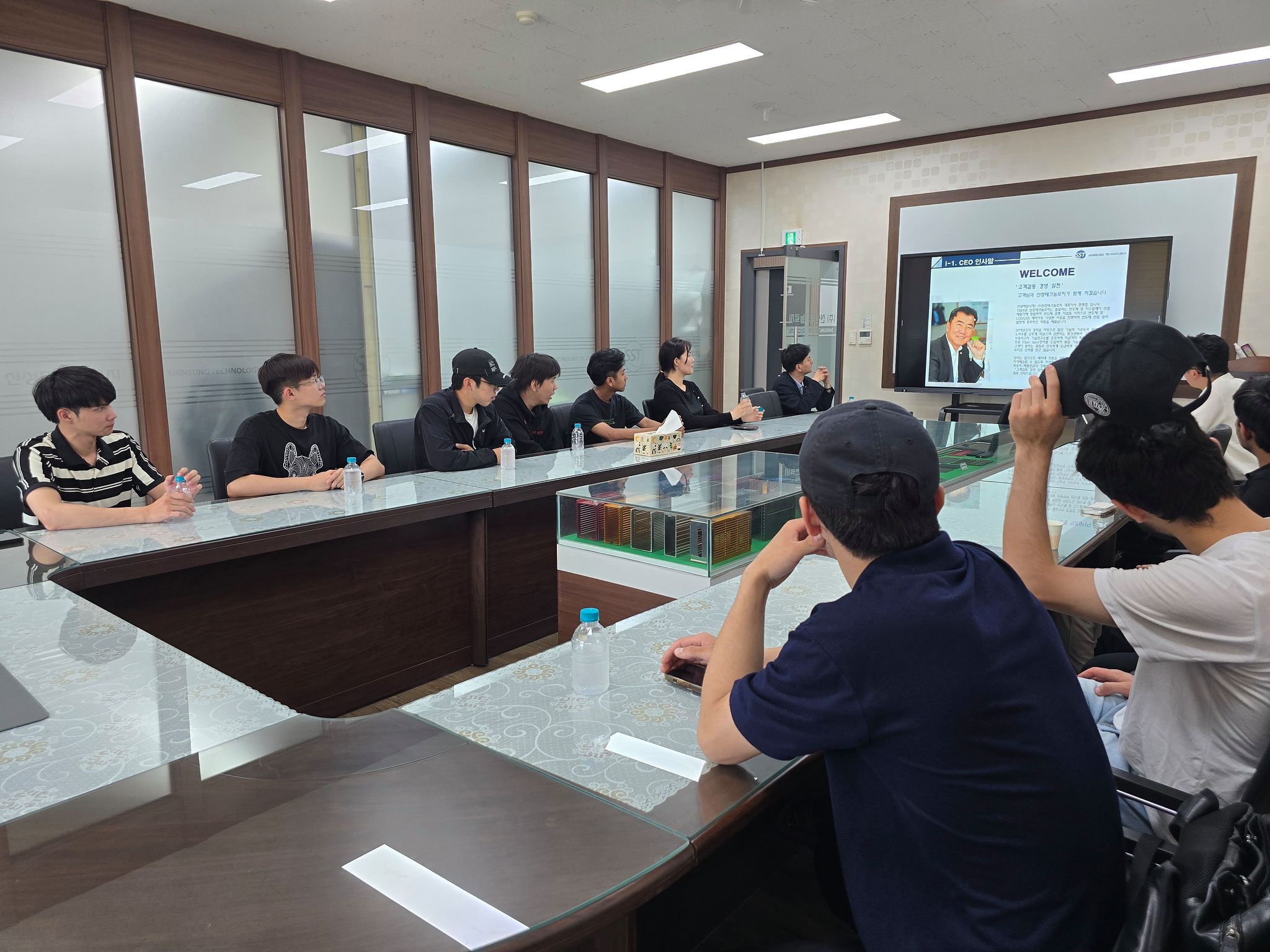 한국공학대학교 외국인 유학생들이 국내 기업을 방문해 직무 설명을 듣고 현장을 둘러보고 있다.