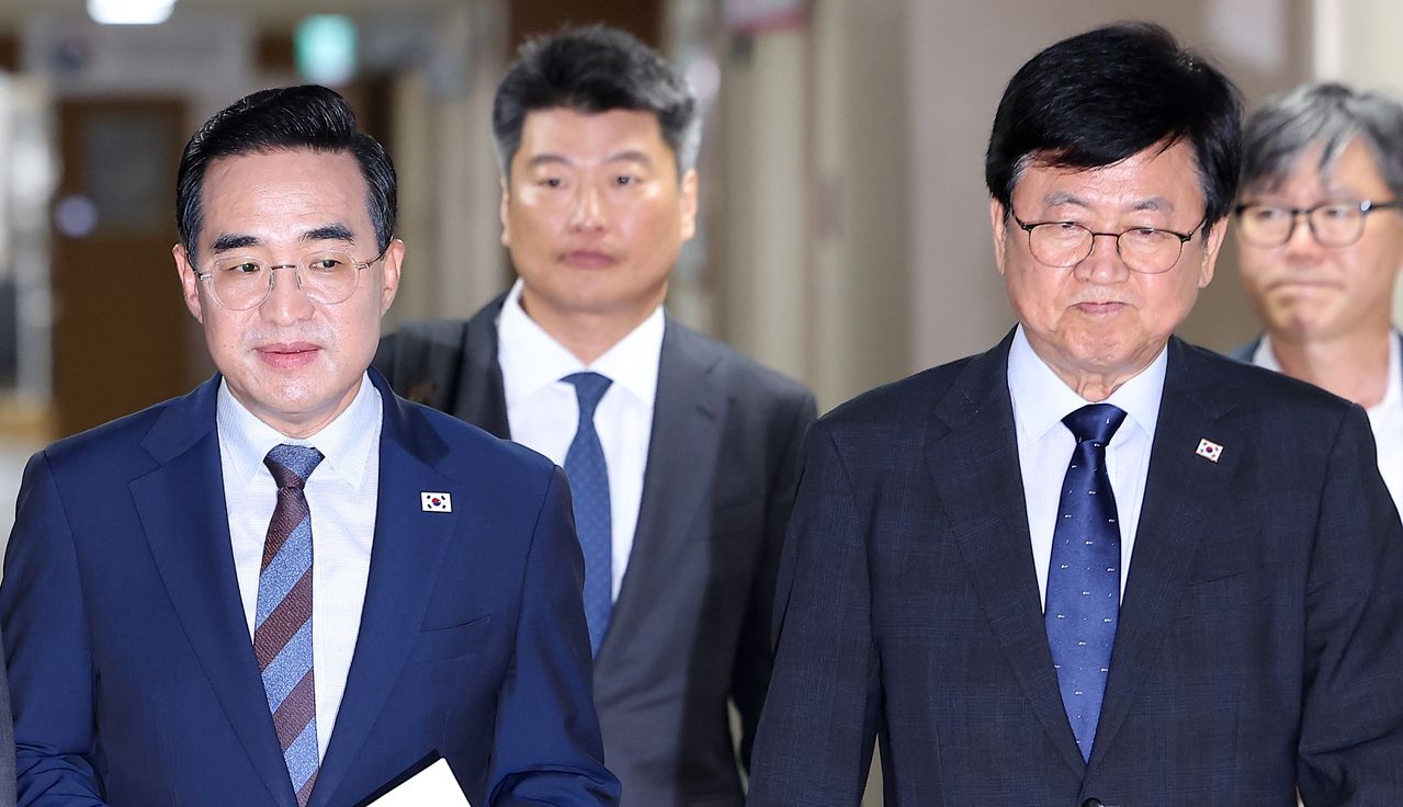  박홍근 기획예산처 장관(왼쪽)과 최교진 교육부 장관이 21일 서울 종로구 정부서울청사에서 열린 제1차 재정운용전략협의회 관계부처 합동 브리핑에 참석하고 있다. 뉴스1