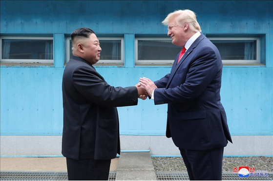 2019년 6월 판문점을 방문한 도널드 트럼프 미국 대통령이 군사분계선을 사이에 두고 김정은 국무위원장과 악수하고 있다. [중앙포토]