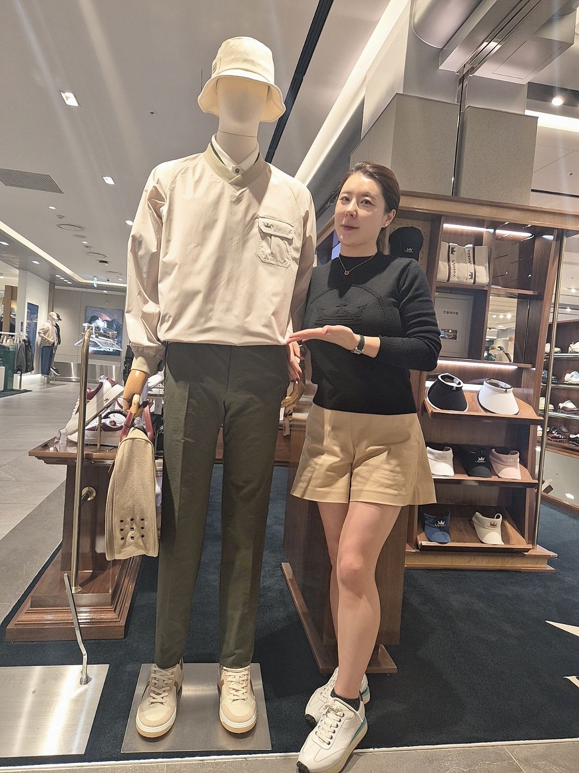 신세계 람다 매장에서 포즈를 취한 박주희. 