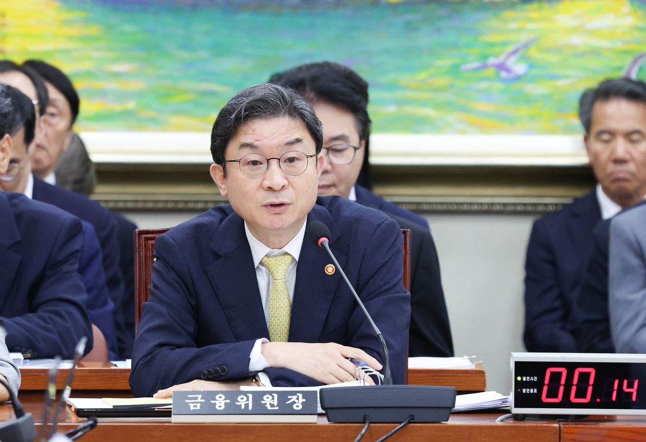 이억원 금융위원장이 24일 오후 서울 여의도 국회에서 열린 정무위원회에서 질의에 답하고 있다. 뉴시스