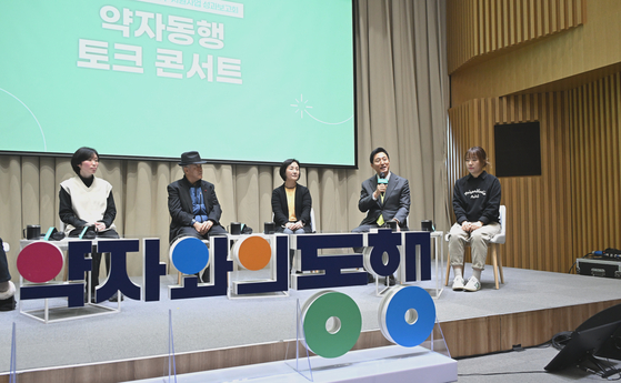 오세훈 서울시장이 서울시청에서 열린 '약자동행 자치구 지원사업 성과보고회'에서 사업 참여자들과 대화하고 있다. [사진 서울시]