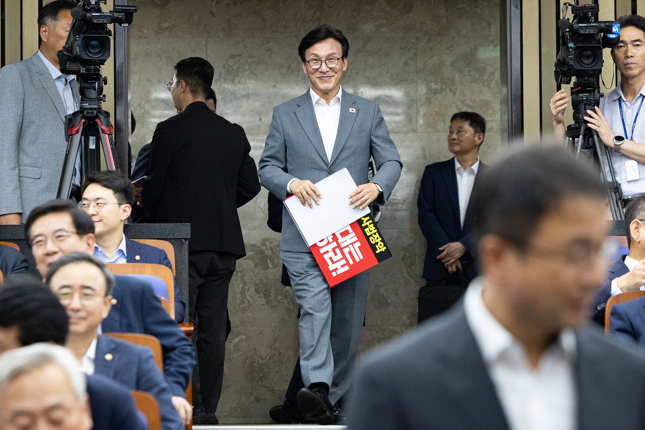 김민석 더불어민주당 대표가 20일 서울 여의도 국회에서 열린 의원총회에 참석하고 있다. 뉴스1