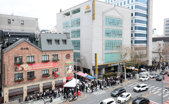 대전 중구 성심당 일대에 빵을 사려는 고객들이 차례를 기다리고 있다. 뉴스1