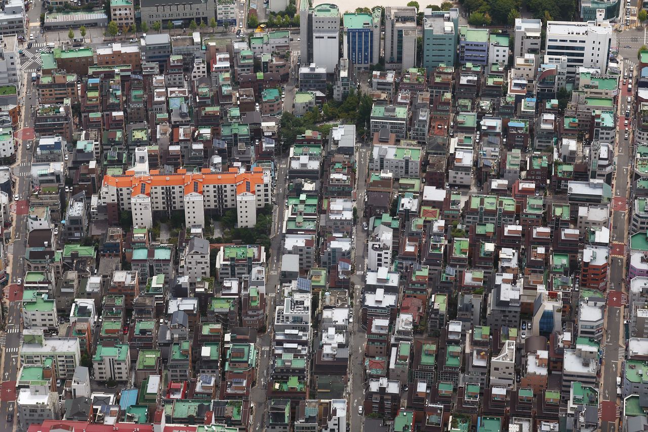 14일 서울 송파구 롯데월드타워에서 바라본 빌라 단지. 뉴스1