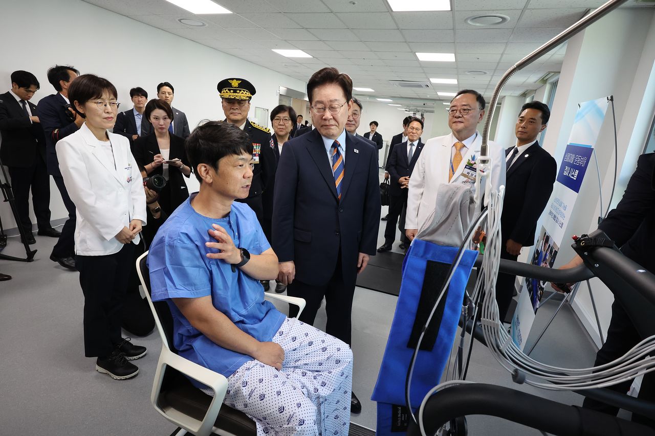 이재명 대통령이 11일 충남 음성 국립소방병원 개원식을 마치고 병동에서 재활과정을 살펴보고 있다. [청와대사진기자단] 