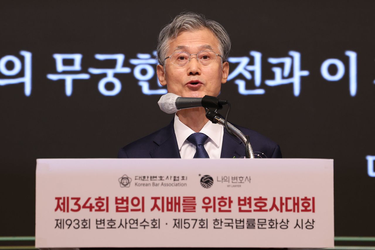 조희대 대법원장이 24일 서울 중구 더그랜드롯데 서울에서 열린 제34회 법의 지배를 위한 변호사대회에서 축사를 하고 있다. 뉴시스