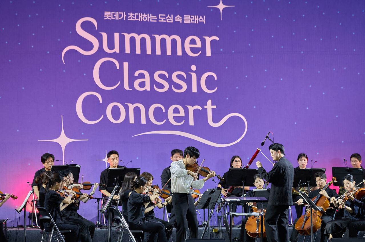 지난 23일 서울 송파구 잠실동 롯데월드타워 야외광장인 월드파크에서 열린 '2026 롯데 서머 클래식 콘서트’는 지휘자 정한결, 디토 체임버 오케스트라가 연주를 맡았으며 바이올리니스트 대니 구, 테너 존 노, 반도네온 연주자 고상지 등이 무대 위에 올랐다. 사진 롯데