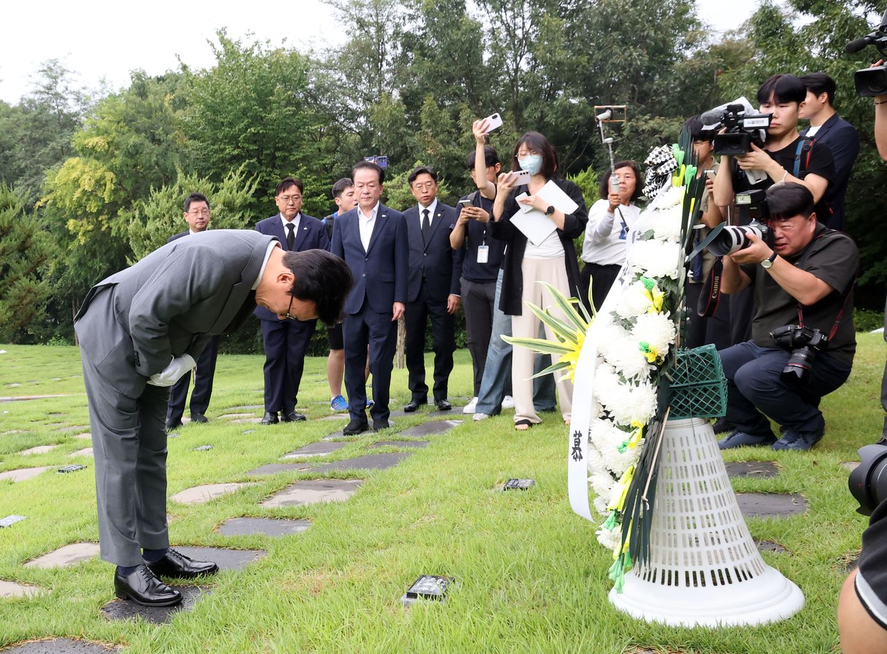 김민석 더불어민주당 대표가 20일 세종시 은하수공원에 안장된 이해찬 전 총리 묘소를 찾아 참배하고 있다. 연합뉴스