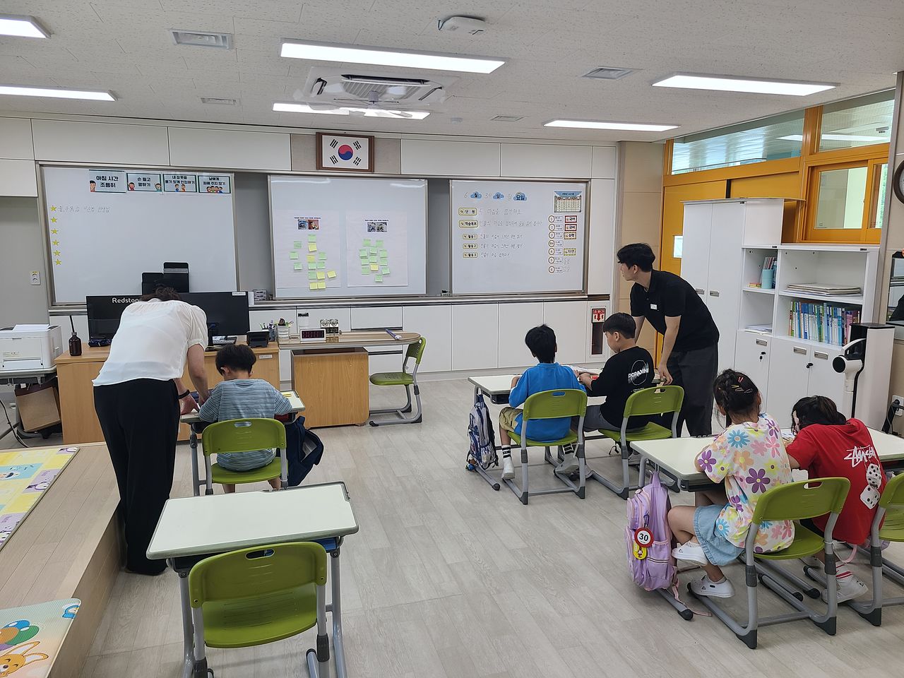 경북지역 한 초등학교 교실에서 수업보듬이 자원봉사자가 학생과 함께 수업에 참여하고 있다. 사진 경북교육청
