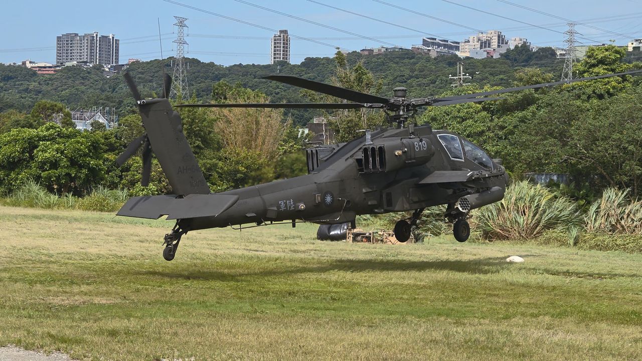 재보급을 위해 긴급 착륙 중인 대만군 AH-64E 아파치 가디언 헬기. 타이완=김민석 통신원