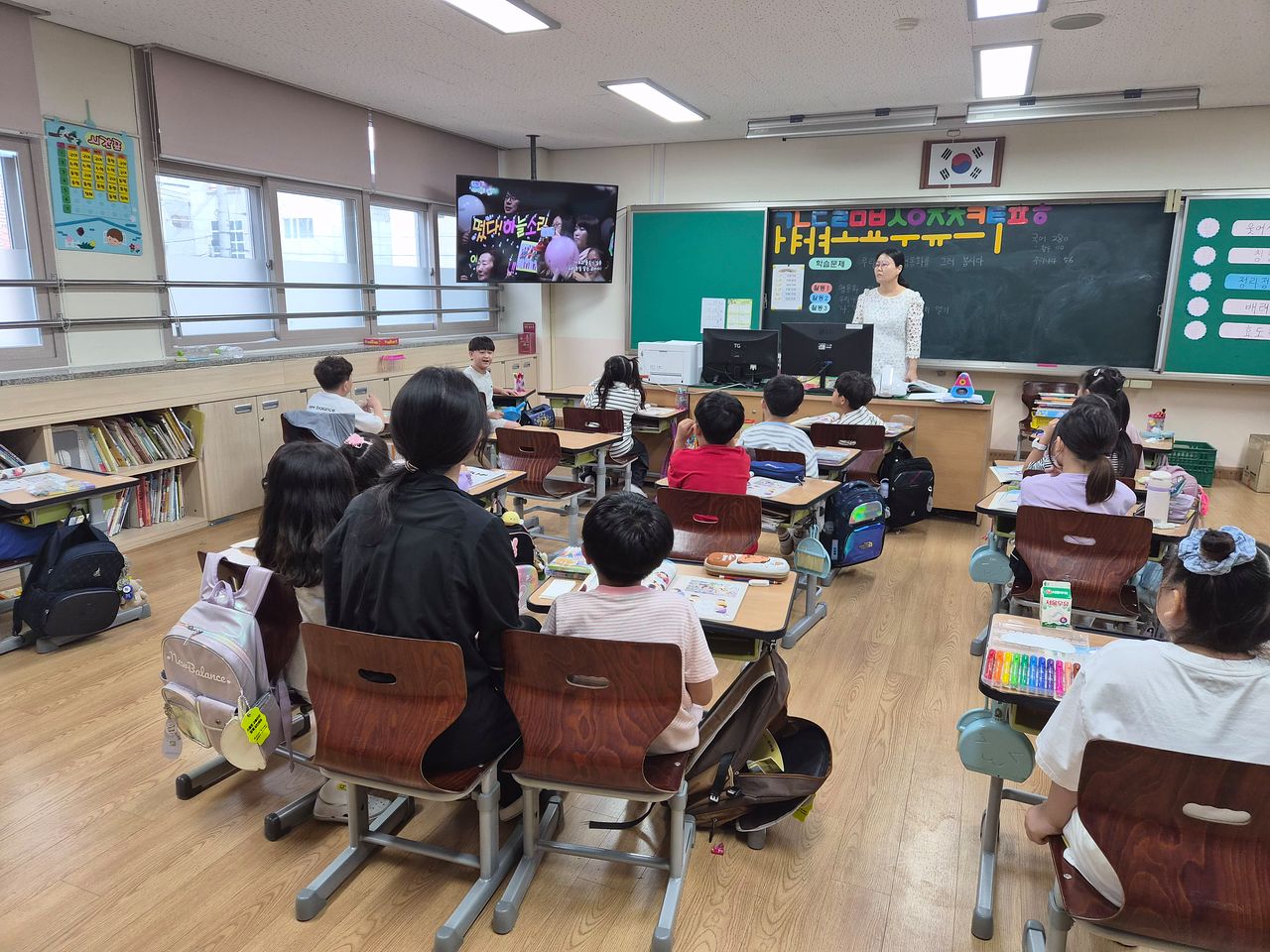 경북지역 한 초등학교 교실에서 수업보듬이 자원봉사자가 학생과 함께 수업을 듣고 있다. 사진 경북교육청