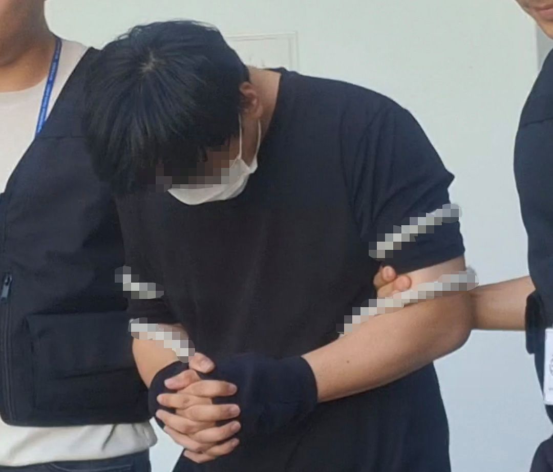 실종사건 허위 종결 혐의로 전날 긴급체포된 제주 A 경장이 23일 오후 제주동부경찰서 유치장을 나와 호송차로 이동하고 있다. 연합뉴스 