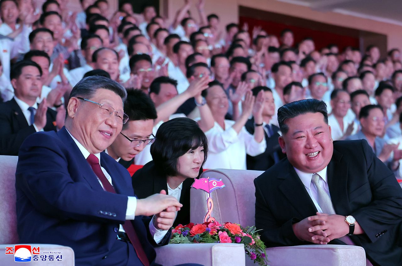 시진핑 중국 국가주석과 김정은 북한 국무위원장이 지난 6월 8일 평양체육관에서 열린 시 주석의 북한 국빈 방문 환영공연을 관람하고 있다. 연합뉴스