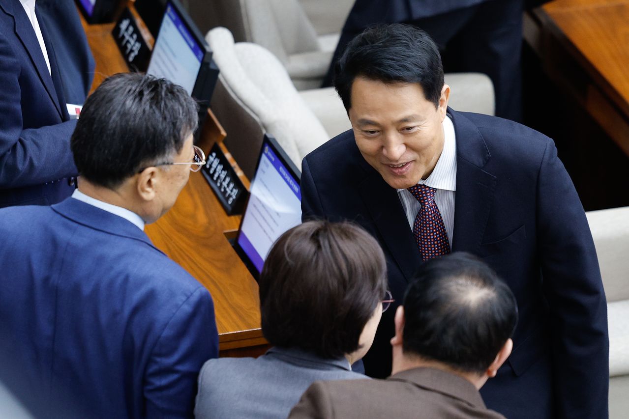 오세훈 서울시장이 4월 20일 오후 중구 서울시의회에서 열린 제335회 임시회 제1차 본회의 산회 후 시의원들과 인사를 나누고 있다. 뉴스1