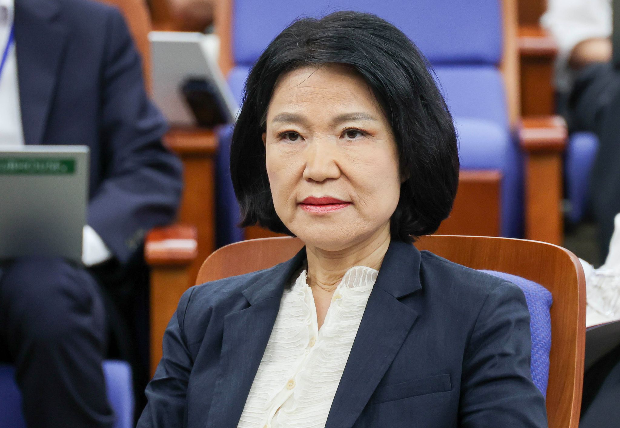 이진숙 국민의힘 의원이 지난 21일 국회에서 열린 의원총회에 참석해 회의 시작을 기다리고 있다. 임현동 기자
