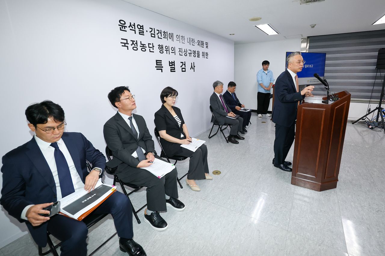 (과천=뉴스1) 안은나 기자 = 윤석열·김건희에 의한 내란·외환 및 국정농단 행위의 진상규명을 위한 권창영 특별검사가 24일 경기 과천시 특검사무실에서 2차 종합특검 180일간의 수사 결과에 대해 브리핑을 하며 인사하고 있다.  2차 종합특검은 수사 기간 180일 동안 총 58명을 재판에 넘기고 46건을 경찰청 국가수사본부에 이첩했다. 2026.8.24/뉴스1