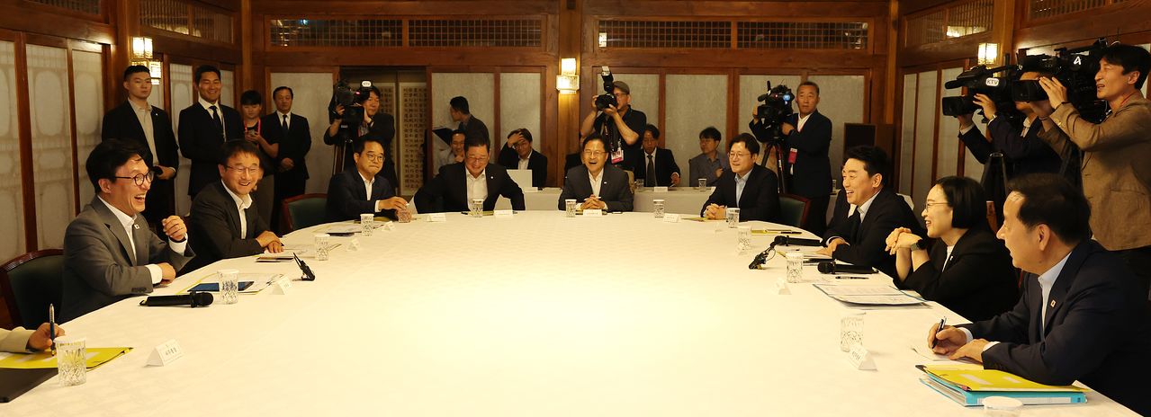 한성숙 국무총리(오른쪽 두번째)와 김민석 더불어민주당 대표(왼쪽) 등 참석자들이 23일 서울 종로구 삼청동 총리공관에서 열린 고위 당정협의회에 앞서 밝은 표정으로 환담하고 있다. 연합뉴스