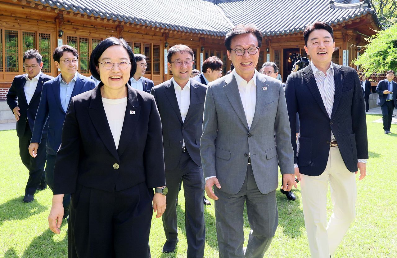 한성숙 국무총리와 김민석 더불어민주당 대표(앞줄 왼쪽부터)가 23일 총리공관에서 주요 현안 논의를 위한 고위당정협의회를 열었다. 취임 후 첫 고위당정에 참석한 김 대표는 이날 정부의 부동산 세제 개편 방향에 공감하면서도 종합부동산세와 양도소득세 등에 대한 보완을 요구했다. 김경록 기자